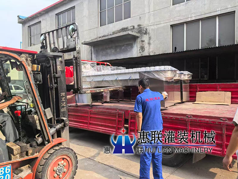 灌裝生產(chǎn)線(xiàn)洗瓶機(jī)發(fā)貴州